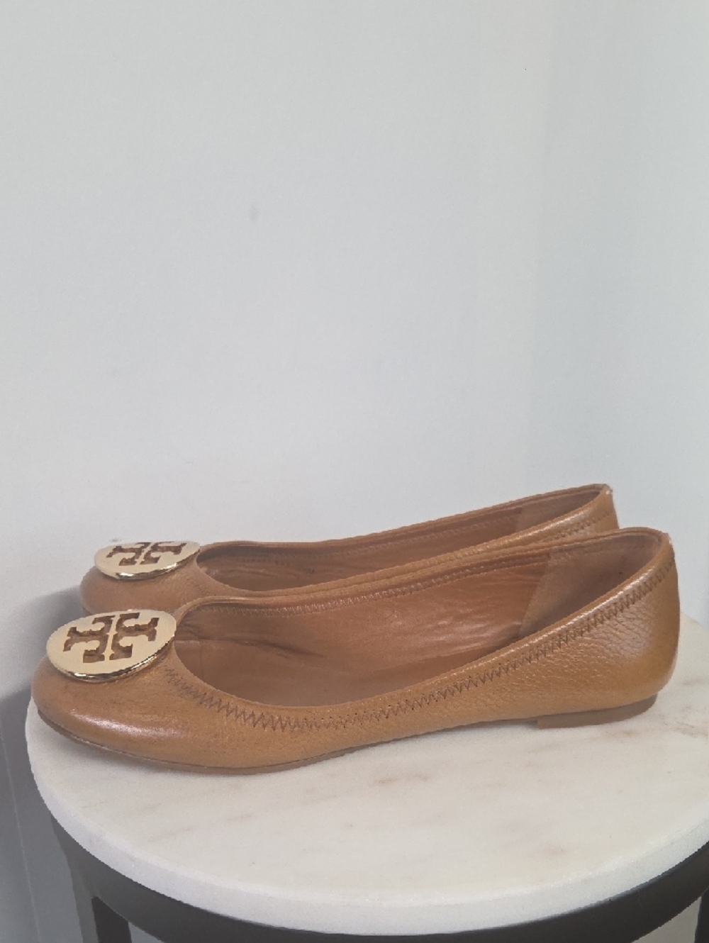 Tory Burch Tan Leather Round-Toe Flats with Gold Logo Size 7.5 - Picture 5 of 13
